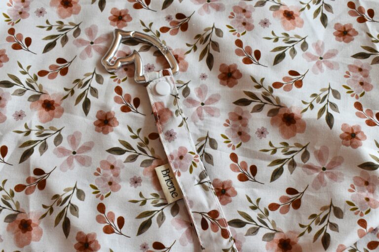 clip de rêne en coton blanc à fleur sur le même tissu brut