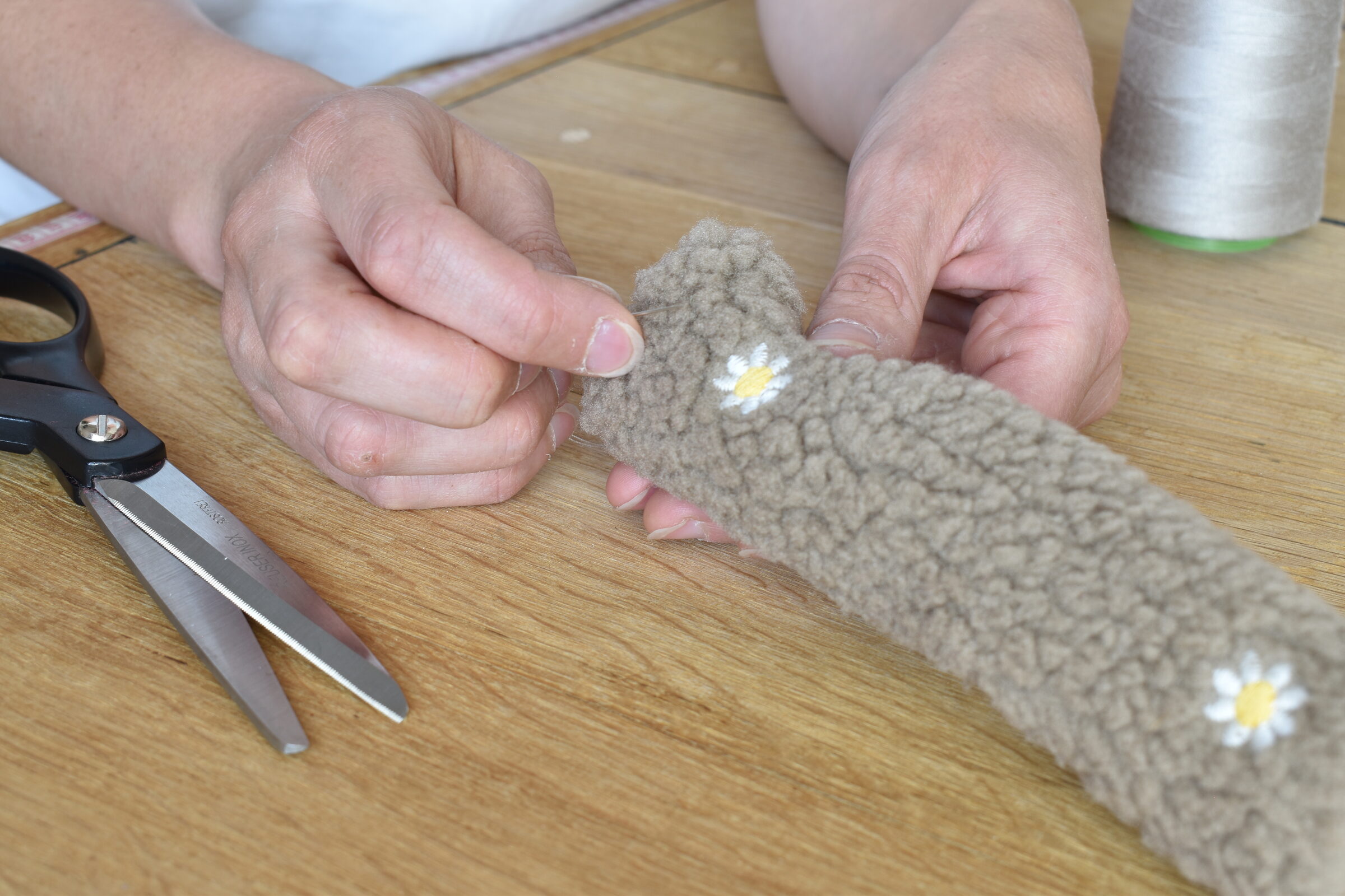 Couture à la main d'un fourreau de licol en sherpa dans l'atelier Briune